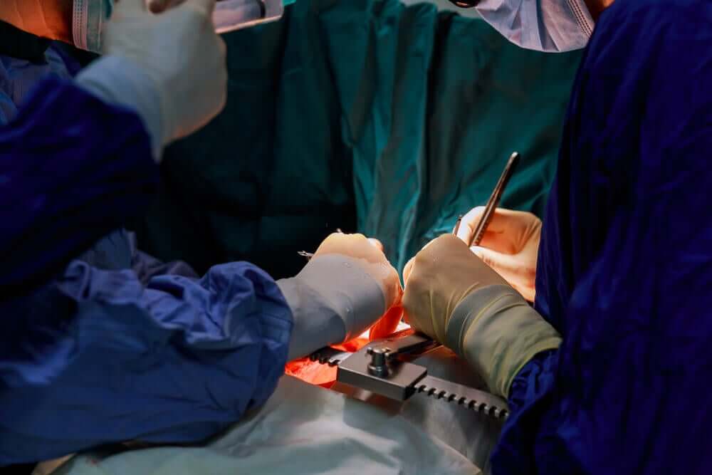 Γιατροί που χειρουργούν έναν ασθενή