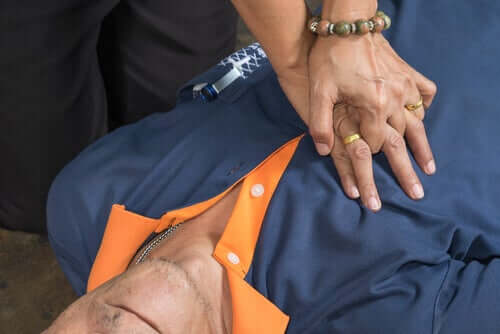 En person giver hjertemassage