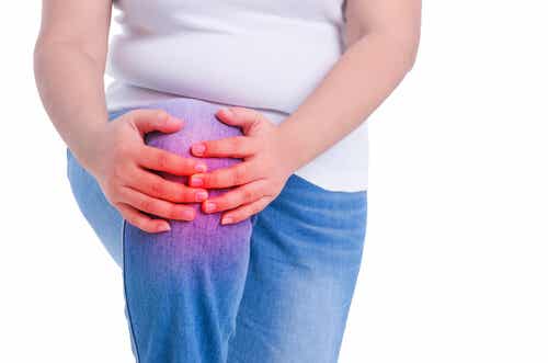 Kvinde tager sig til ømt knæ