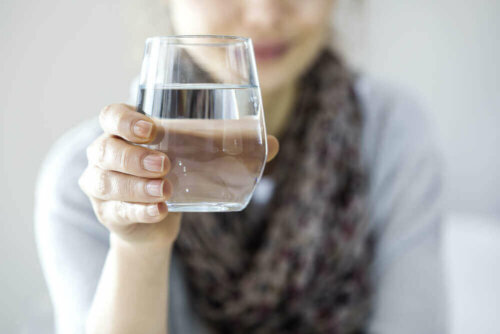 En person, der holder et glas vand