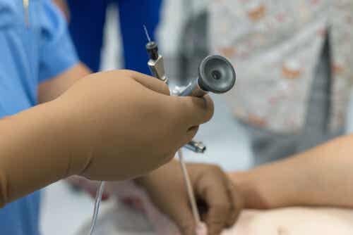 ameliyathanede doktorun elinde prostat lazeri