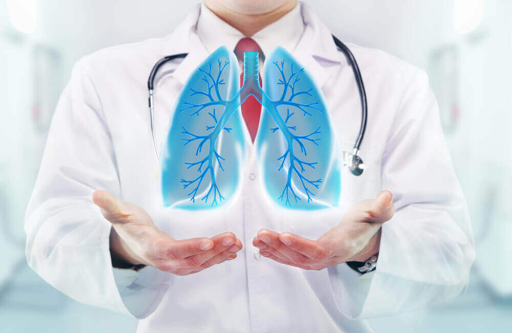 Lekarz wyciąga ręce pod cyfrowym obrazem płuc.