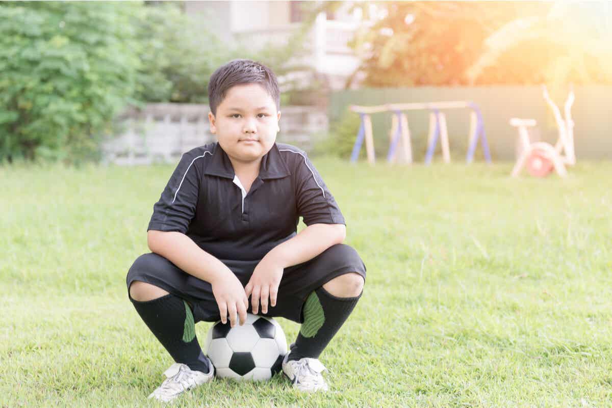 Muskelstärkende Übungen - Ein Junge mit einem Fußball.