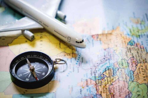 Et kompas, et legetøjsfly og et verdenskort