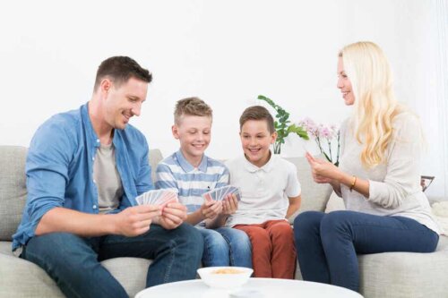 Familie spiller kort sammen