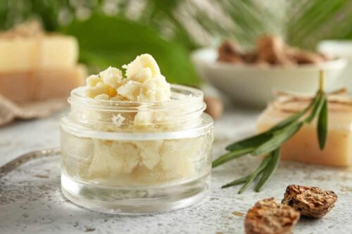 En krukke sheasmør er eksempel på ingredienser i makeup