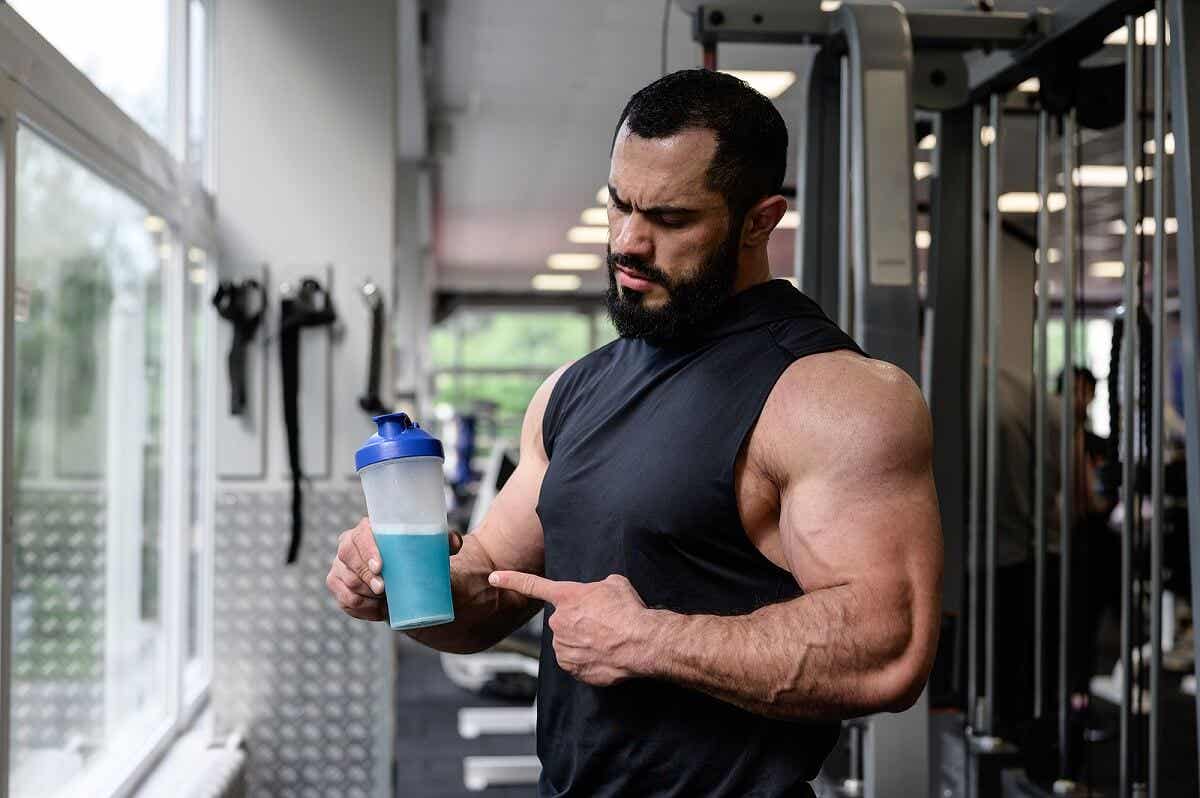 En mann med en sportsdrikk