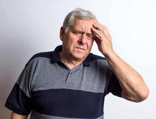 En mand med en intens migræne