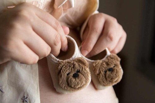 Barfußlaufen - ein Paar Kinderschuhe