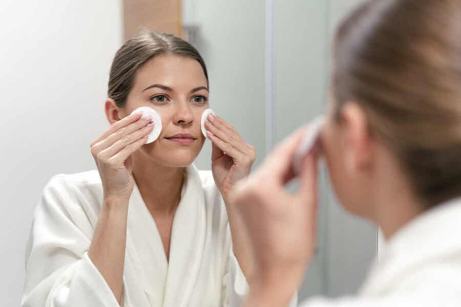 Kosmetikroutine - Eine Frau reinigt ihr Gesicht