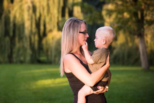 Een vrouw die een peuter vasthoudt.