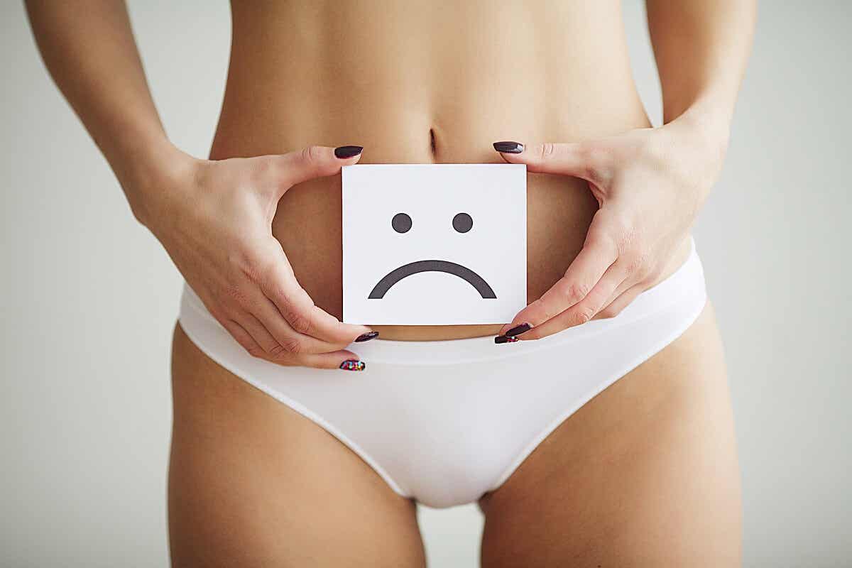 En kvinde i undertøj med sur smiley foran underliv