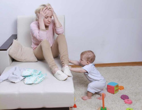 Een vrouw die moeite heeft om een band met haar baby te krijgen.