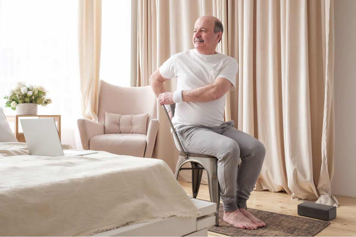 Ældre mand træner på stol