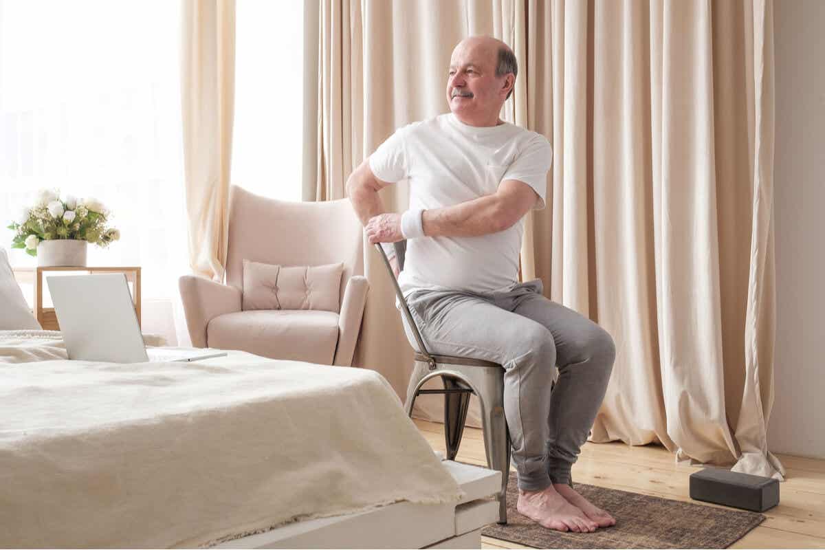 En eldre mann som gjør stolen yoga