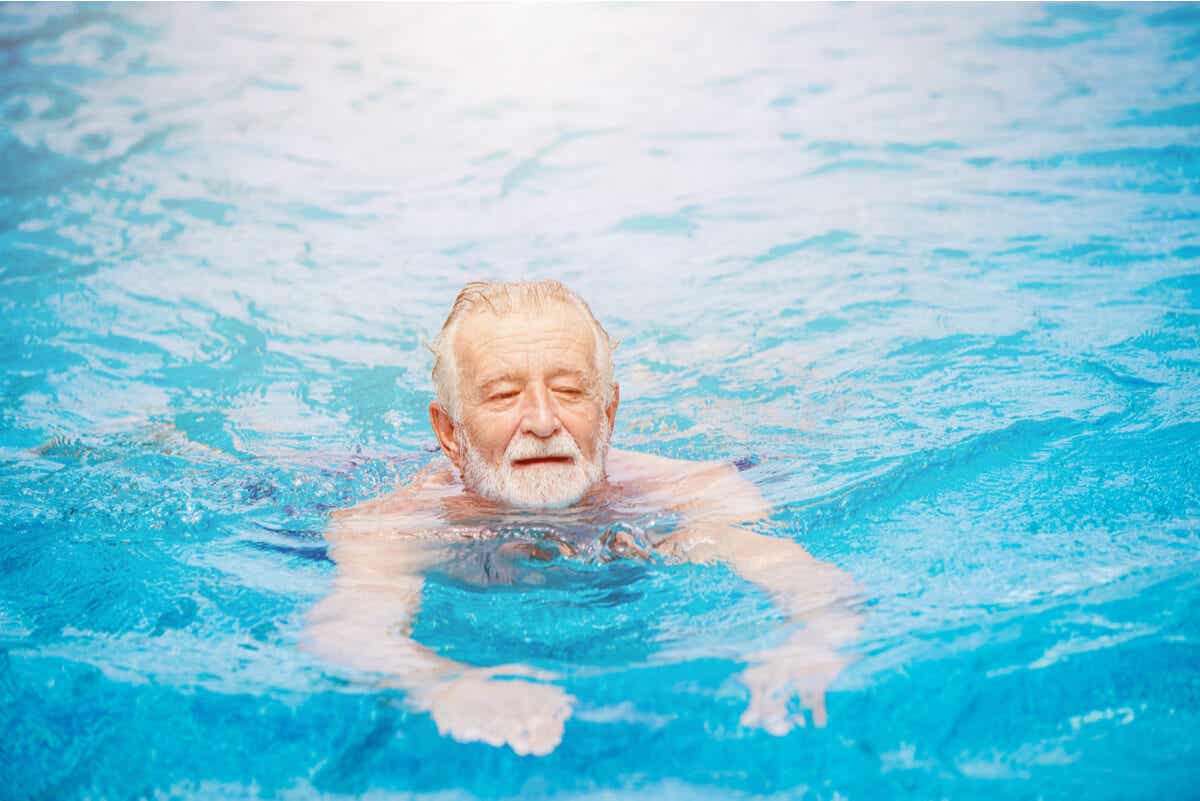 رجل كبير السن يسبح