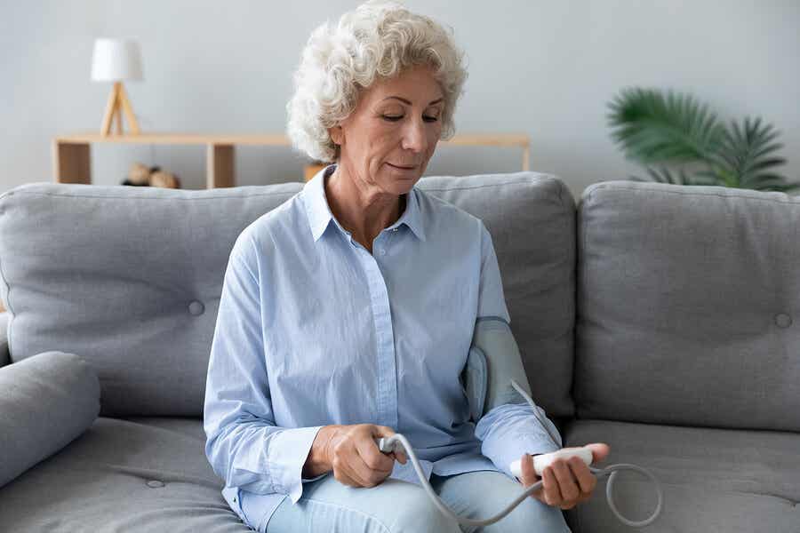 En eldre person som sitter på en sofa