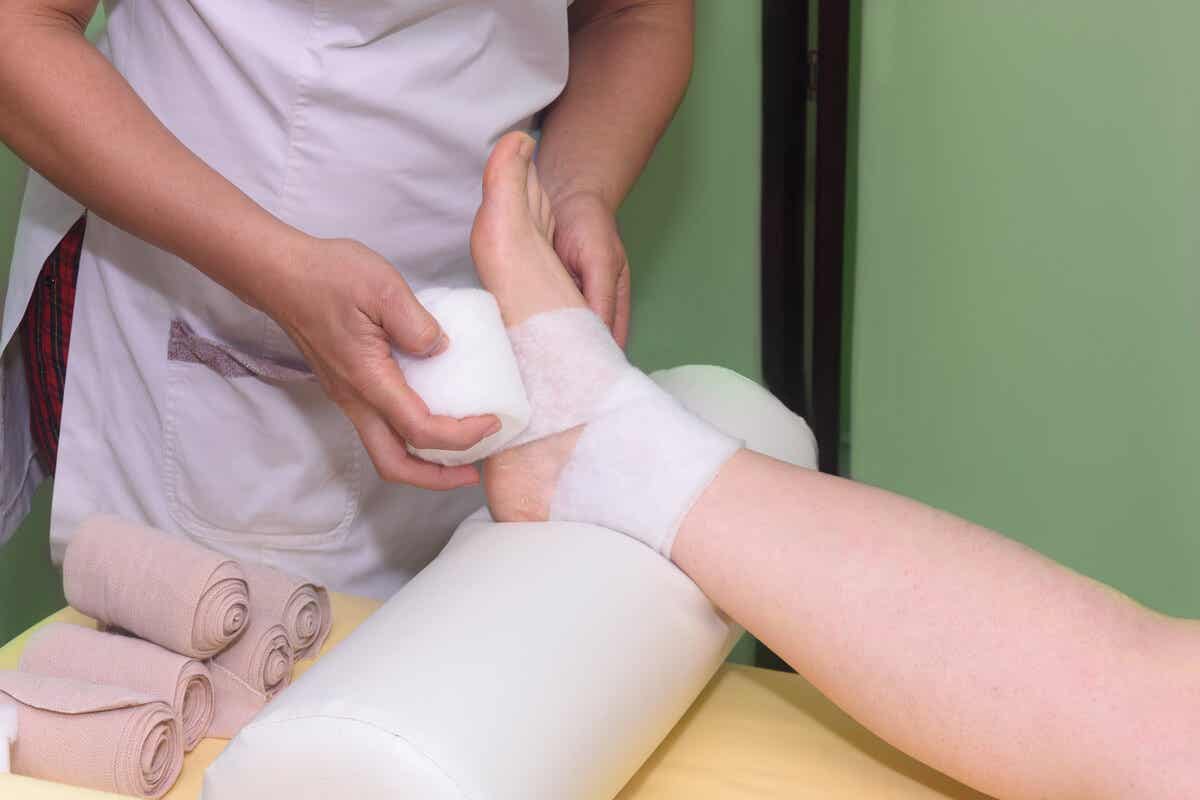 Fod bindes ind grundet en forstuvet storetå