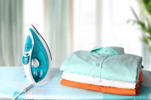 Foldede skjorter og et eksempel på de mest almindelige typer af strygejern