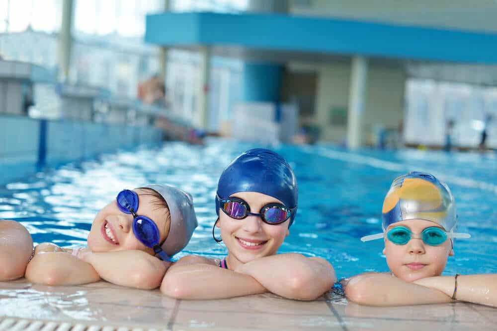 Muskelstärkende Übungen - Kinder in einem Pool.