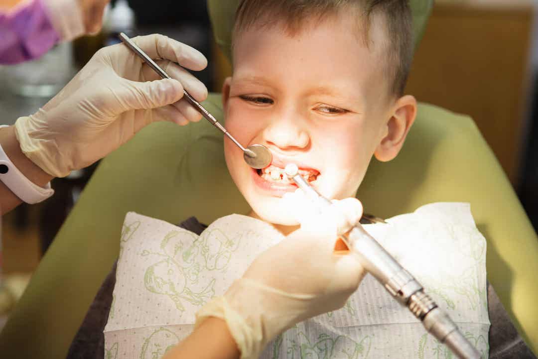 Ortodontistte bir çocuk.