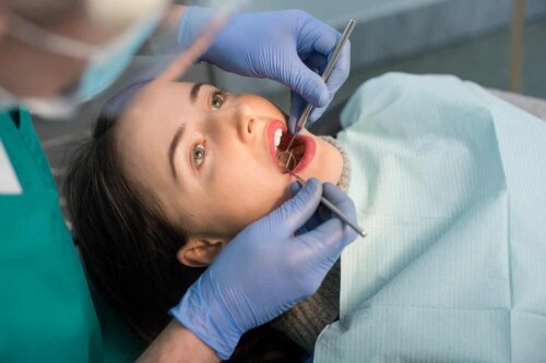 Kobieta u dentysty z otwartymi ustami