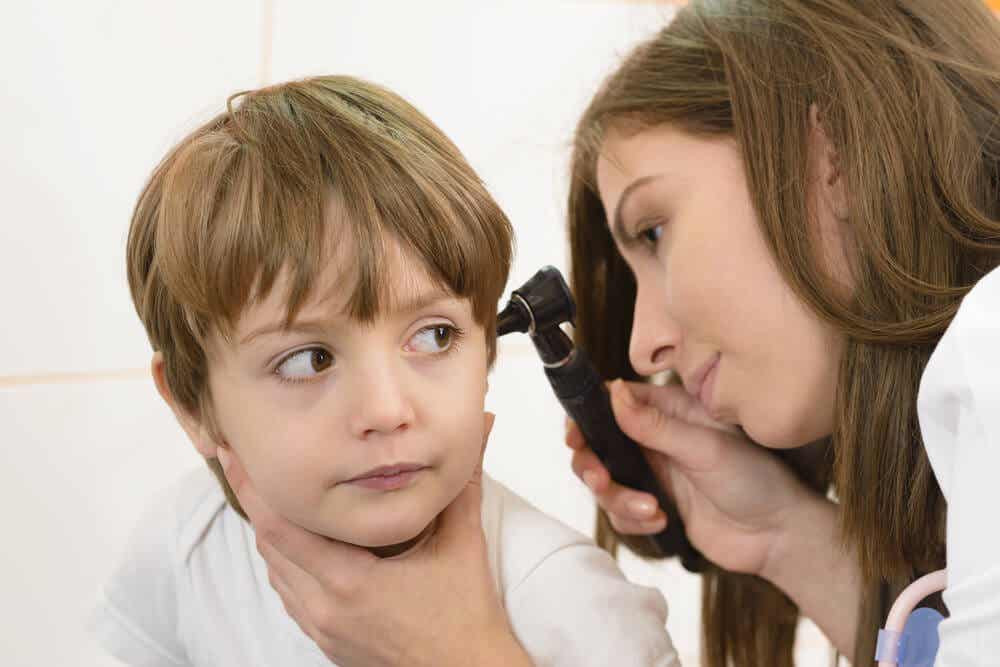 En dreng får en øreundersøgelse