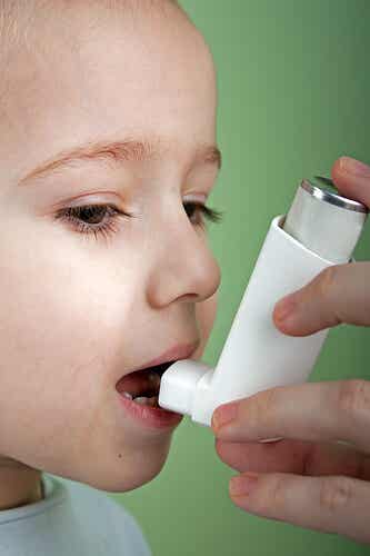 Et barn med en inhalator