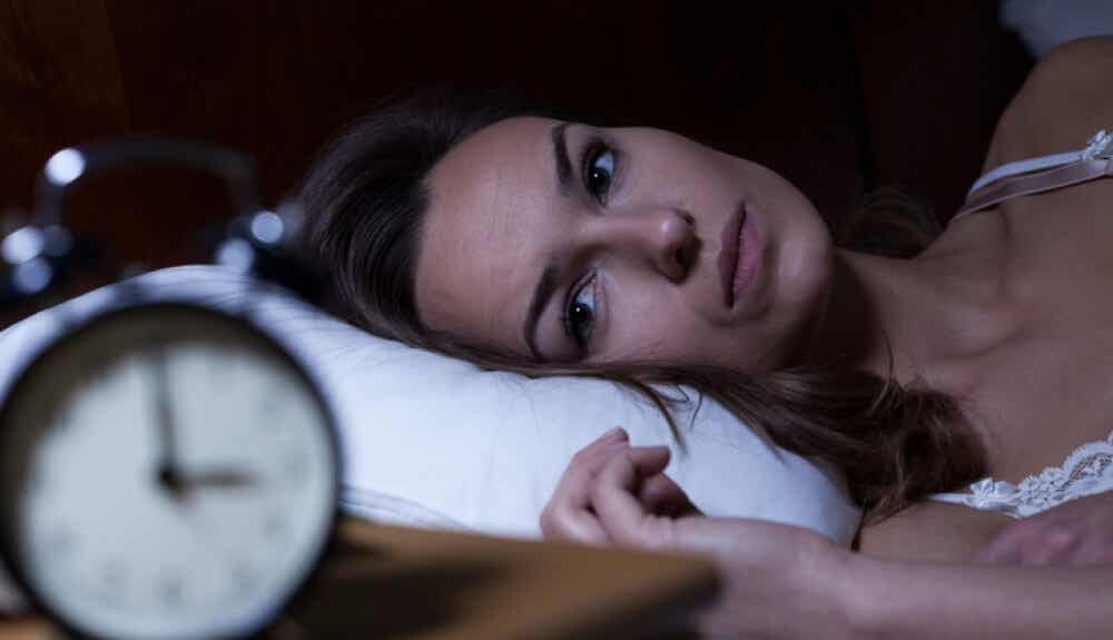 En kvinne som ikke får sove på grunn av utbrenthetssyndrom.