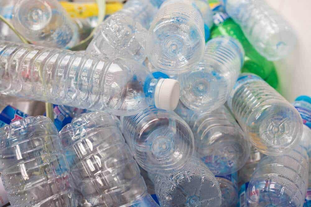 Plastikflasker i bunke