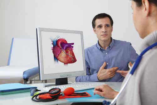 Læge taler med patient om hjerte