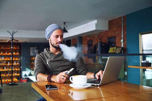 En mand vaper