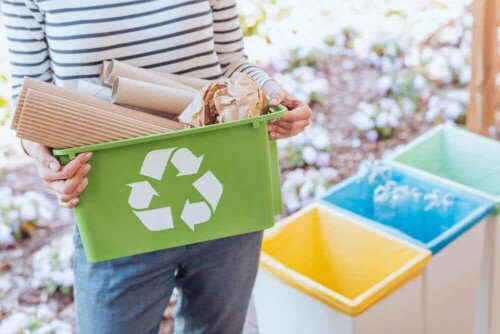 Kobieta trzymająca pudełko do recyklingu