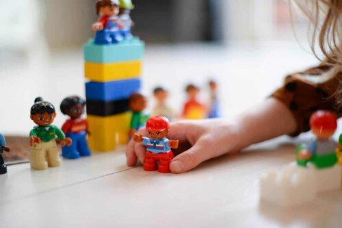 Et barn, der leger med lego