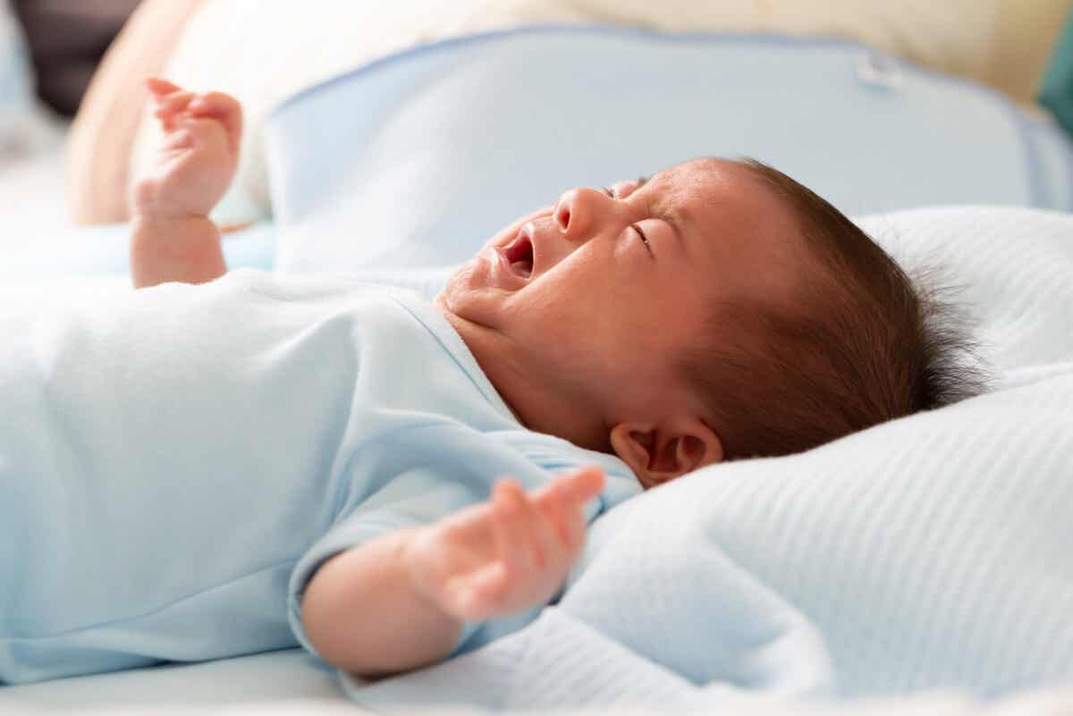 Baby græder i seng