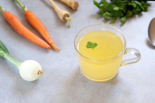 Grøntsagssuppe til en vandigt flydende kost