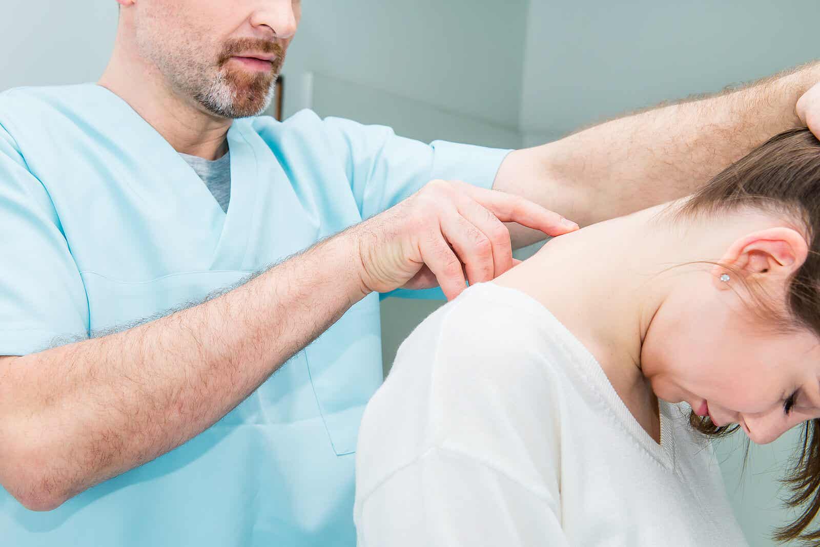 Læge tjekker patients rygrad før en laminektomi