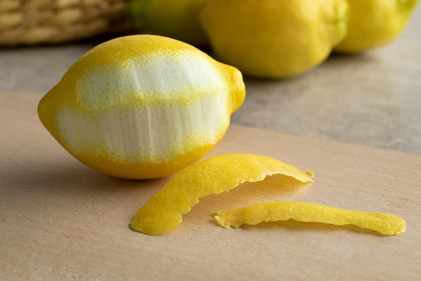 Кожура лимона. Лимон с тонкой кожурой или толстой кожурой. Фото лимона тонкой шкурки.
