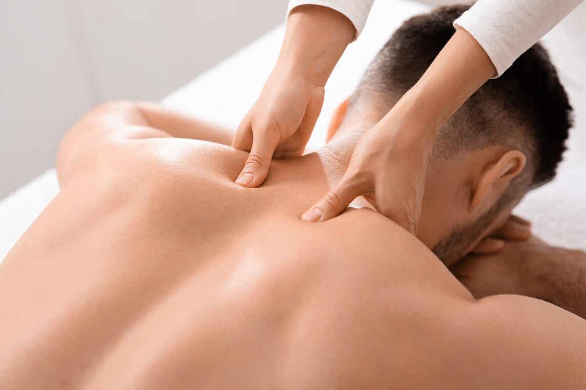 En mand, der får massage