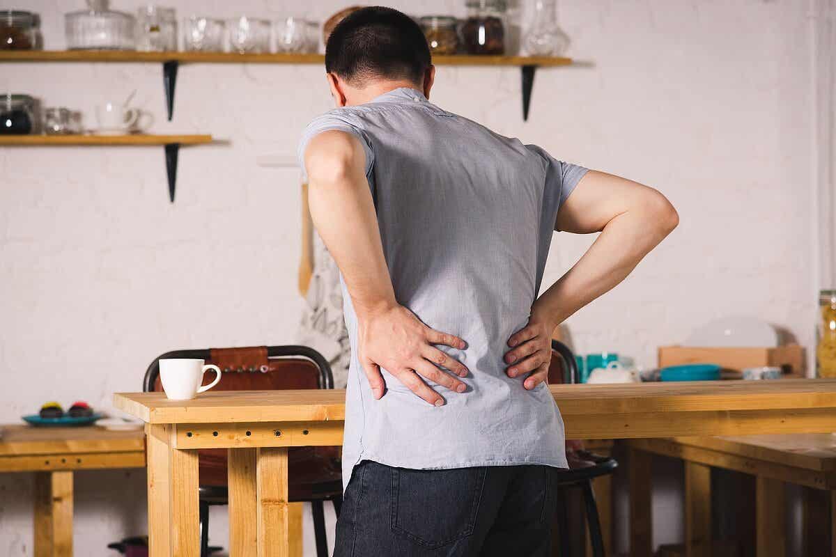 Mand med smerter i ryggen