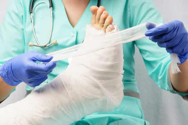 En patient får gips på