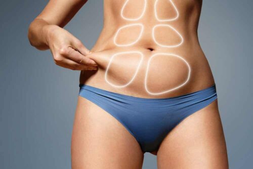 En person som trekker i huden.