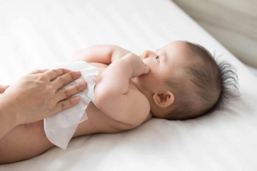 En person, der tørrer en baby