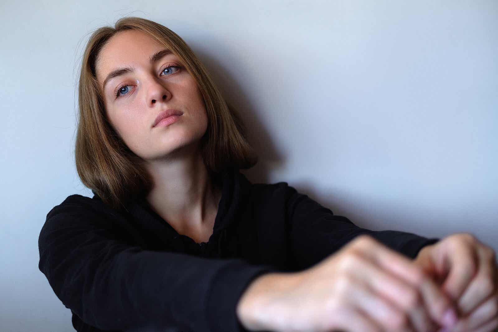 En trist kvinde på gulvet