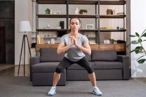 Kvinde træner dybere squats
