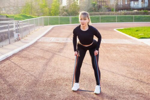 Kvinde træner mavemuskler med modstandsbånd