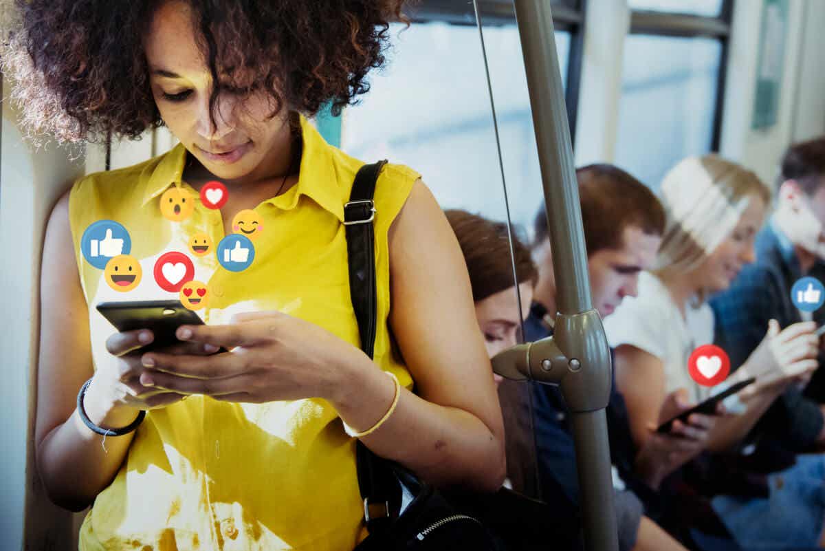 Kvinde ser på sociale medier på telefonen