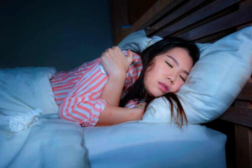Dehnübungen vor dem Schlafengehen - schlafende Frau