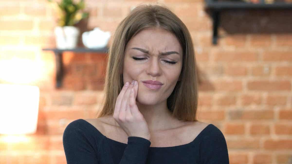 En kvinde med smerter i munden