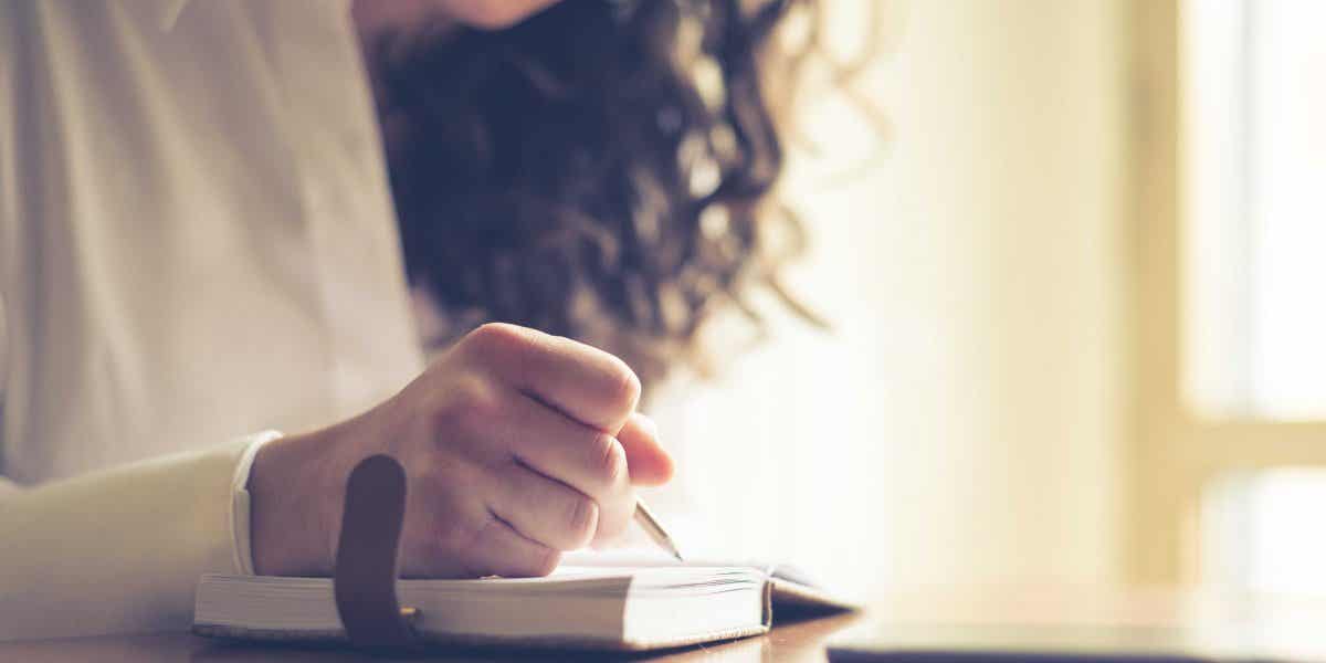 En kvinde, der skriver noget